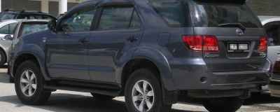 1_Toyota_Fortuner_first_generation_rear_Serdang